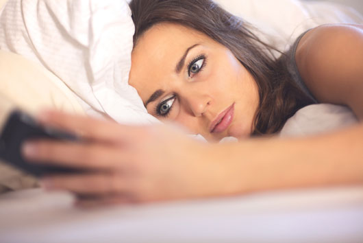 Uite ce se întâmplă cu creierul tău dacă îți petreci timpul dinainte să adormi folosind telefonul mobil! VIDEO